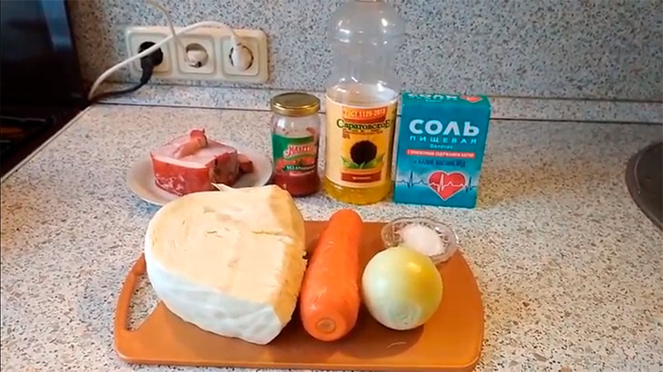 Состав солянки: капуста, лук, морковь, грудинка