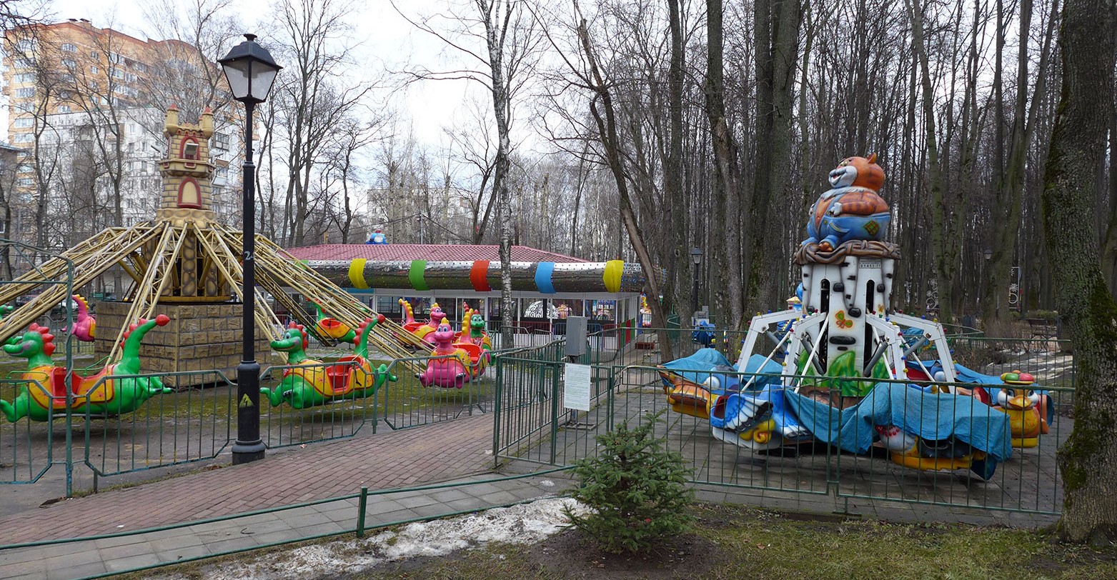 Детская площадка с аттракционами в Бабушкинском парке
