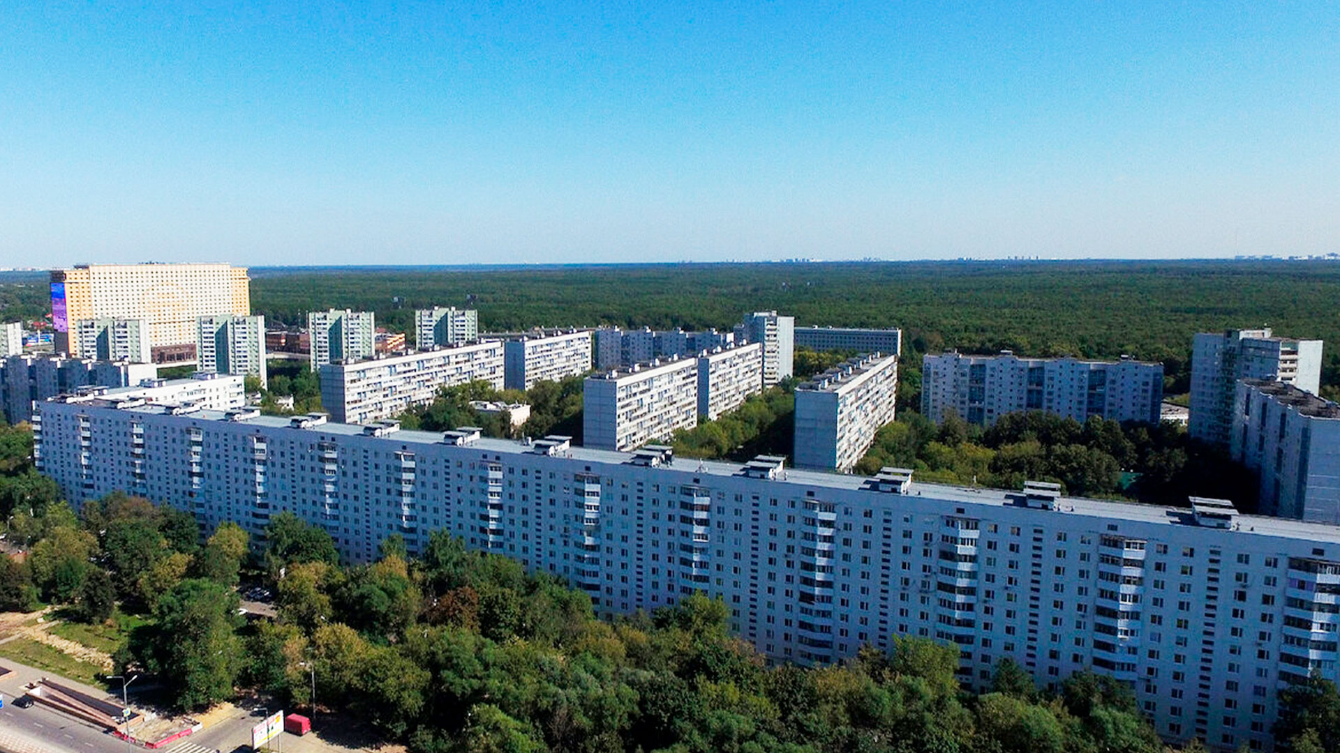 Новые многоэтажные дома в конце Ярославского района у МКАД